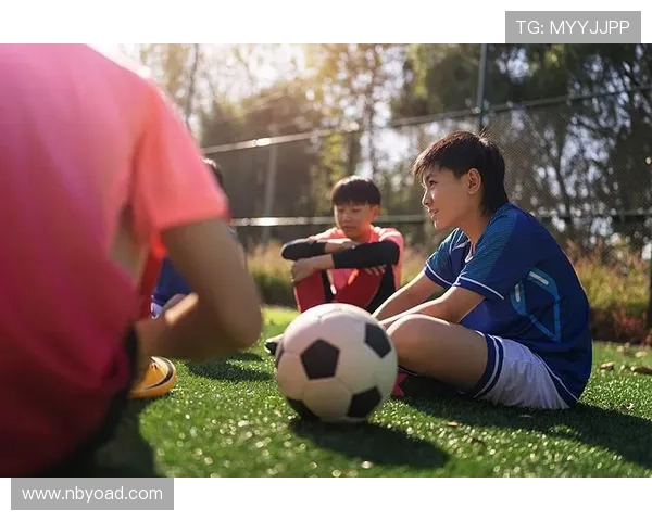 足球明星与雪碧的高清合影展现青春活力与运动魅力