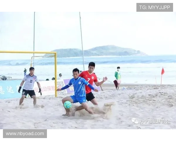 足球明星在海滩上展开激烈对抗赛引发热潮与欢呼声